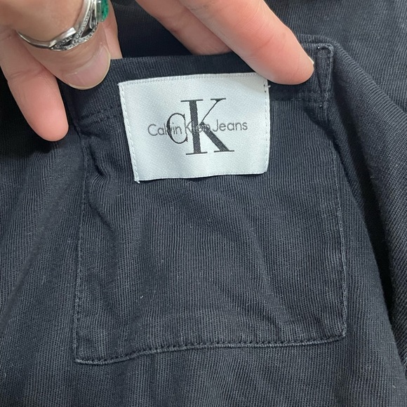 EUC Women’s Size Medium Calvin Klein Jeans Cropped Tee With Logo Patch Pocket - Picture 6 of 8